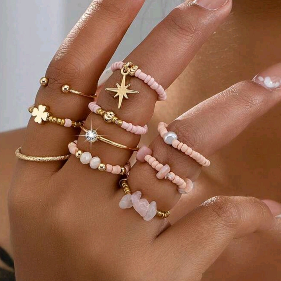 Anelli componibili con charm estivi realizzati in perline di colore rosa 
