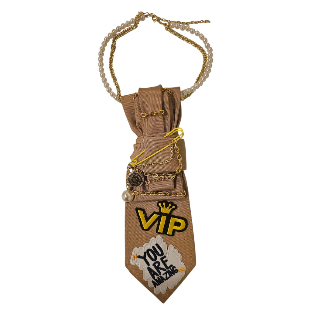 Cravatta Gioiello You are amazing su manichino nero flat lay su sfondo bianco