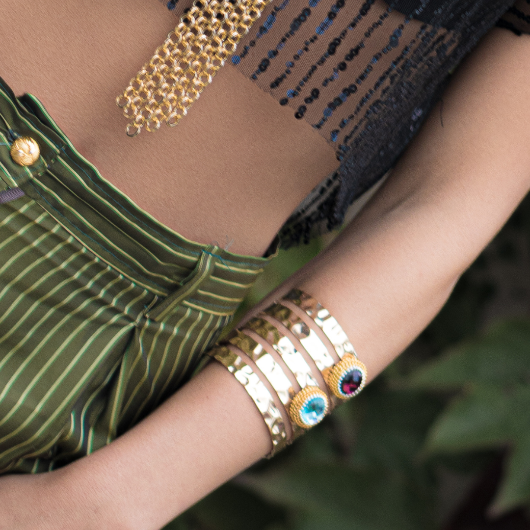 dettaglio polso con bracciale ottogiro colore gold con clap calamita