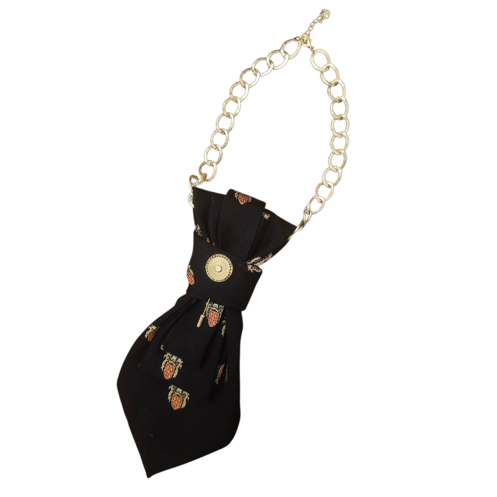 pezzo unico cravatta gioiello su sfondo bianco con inserti per gioielli calamita