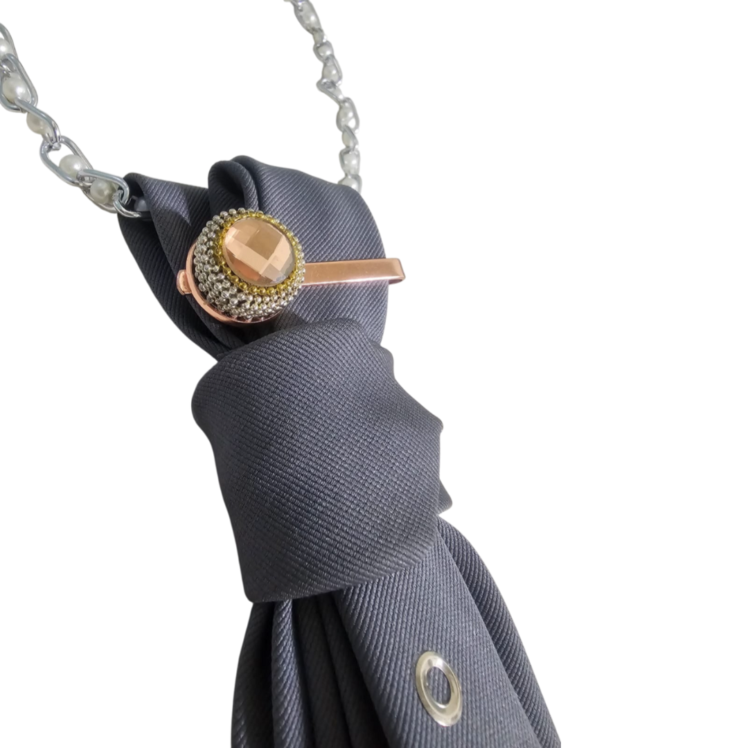 dettaglio diagonale della cravatta gioiello rebel grey di claudia de rosa jewelry con fermacravatta colore oro rosa con aggancio per la Clap Calamita