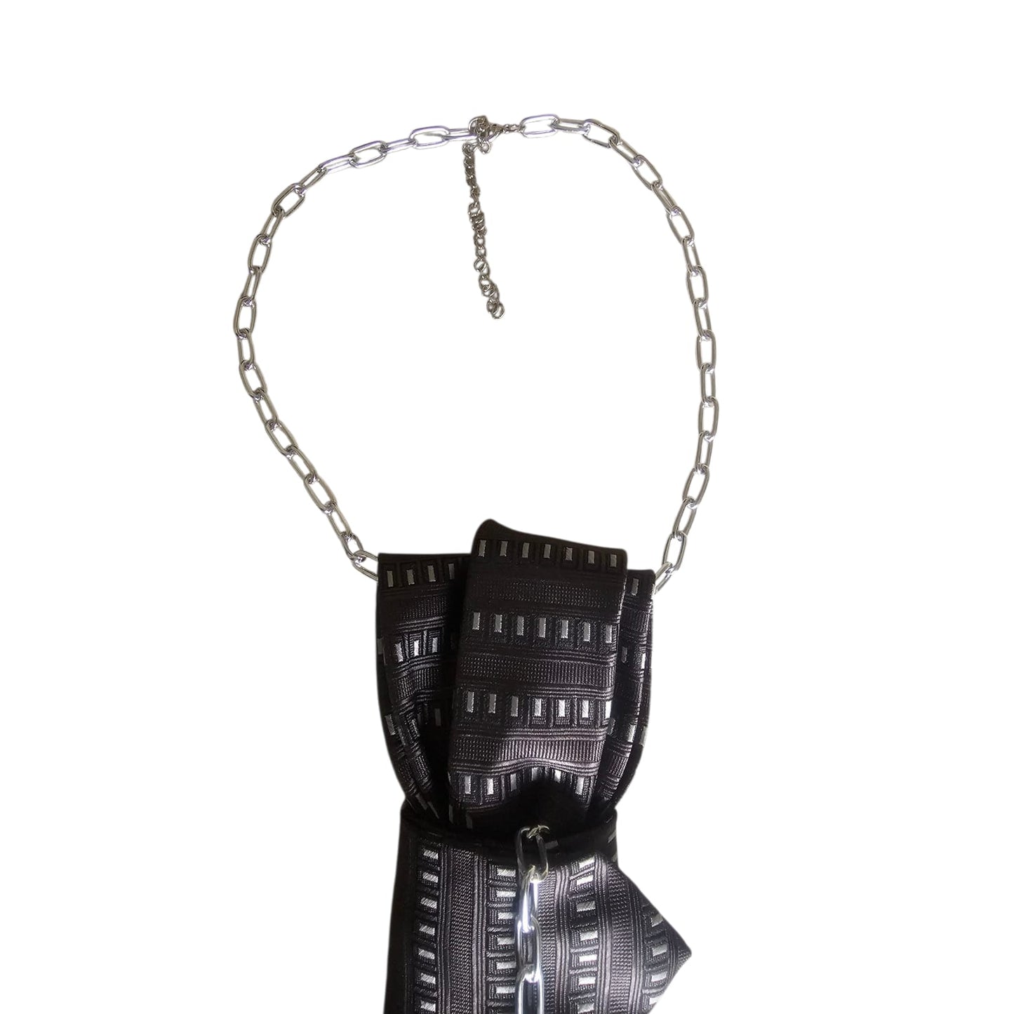 dettaglio nodo e catena collare della Collana Cravatta Gioiello Urban Warrior by claudia de rosa jewelry