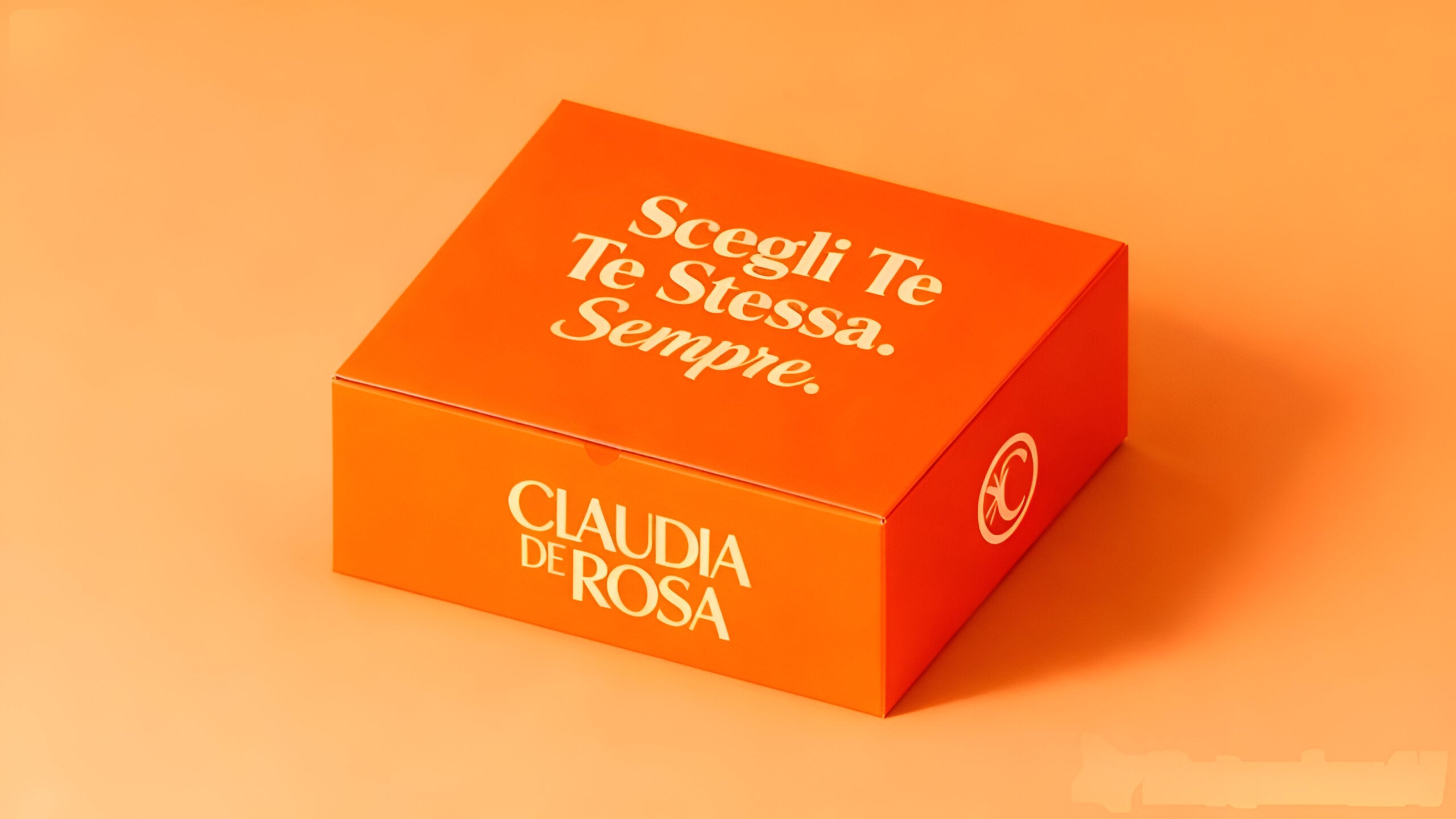 ricevi una miostery box mensile che contiene i gioielli claudia de rosa jewelry