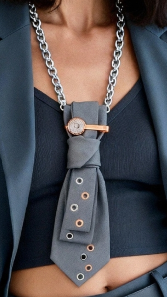 Dettaglio cravatta gioiello calamita con fermacravatta con bottone magnetico per aggancio della clap calamita 