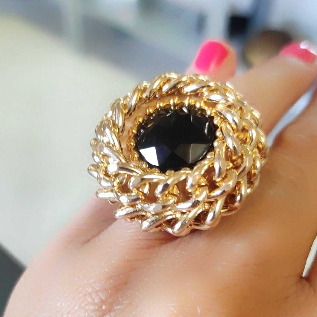Anello Rockabilly indossato, regolabile con cristallo nero Swarovski 