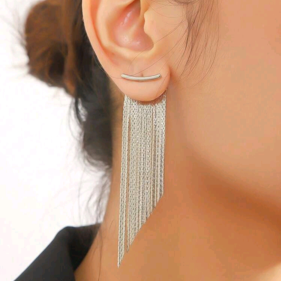 Orecchini Dynamite pendenti con catene Silver indossati