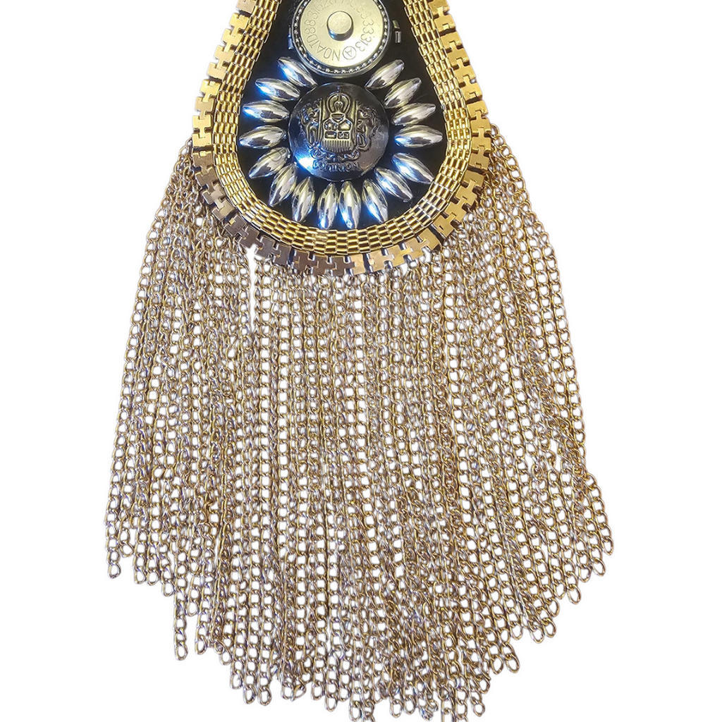 Dettaglio frange del pendente della collana cravatta mannish Calamita gold