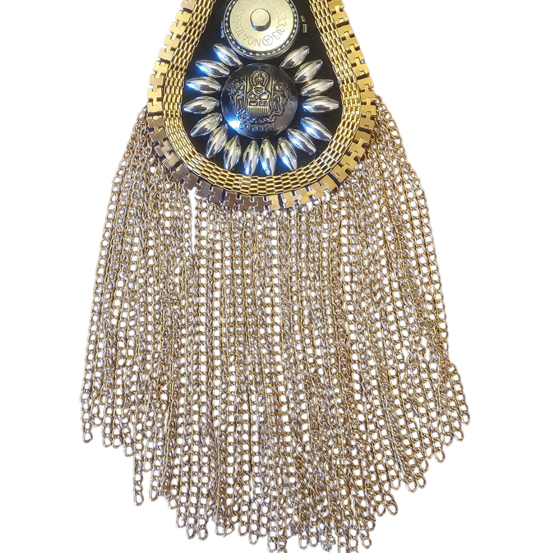 Dettaglio frange del pendente della collana cravatta mannish Calamita gold