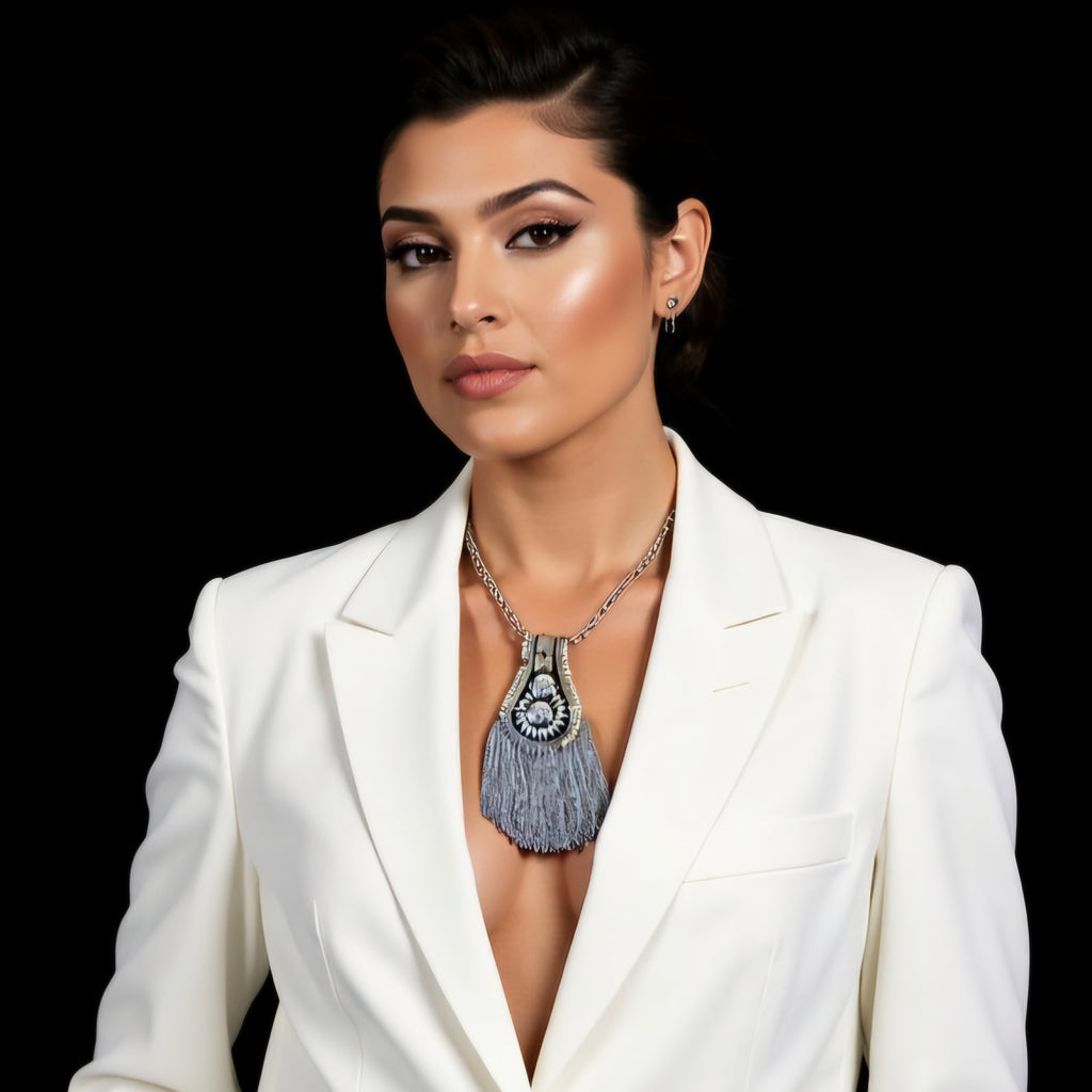 Modella con tailleur bianco indossa cravatta gioiello calamita silver fringe