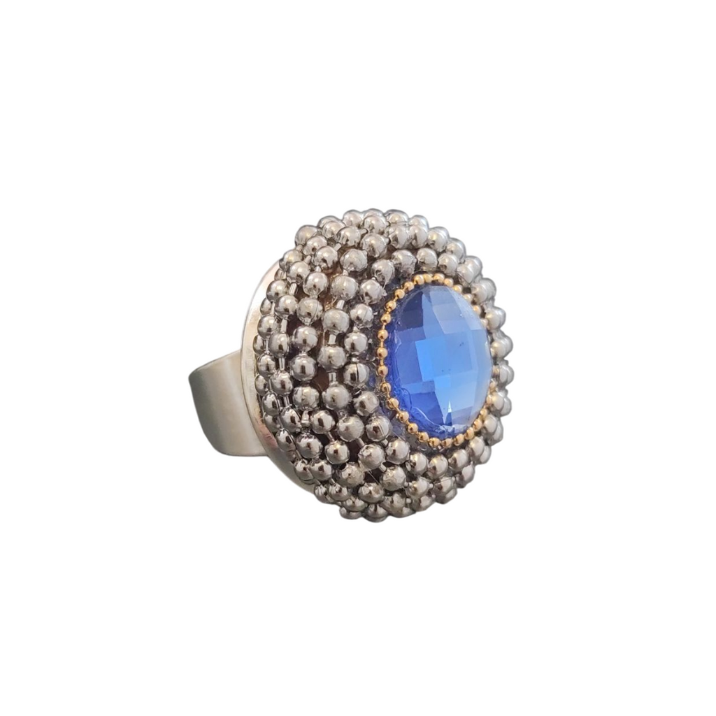 Anello bold con Swarovski blu e catena in acciaio. Regolabile, nichel free, fatto a mano in Italia. Il dettaglio perfetto per distinguerti.