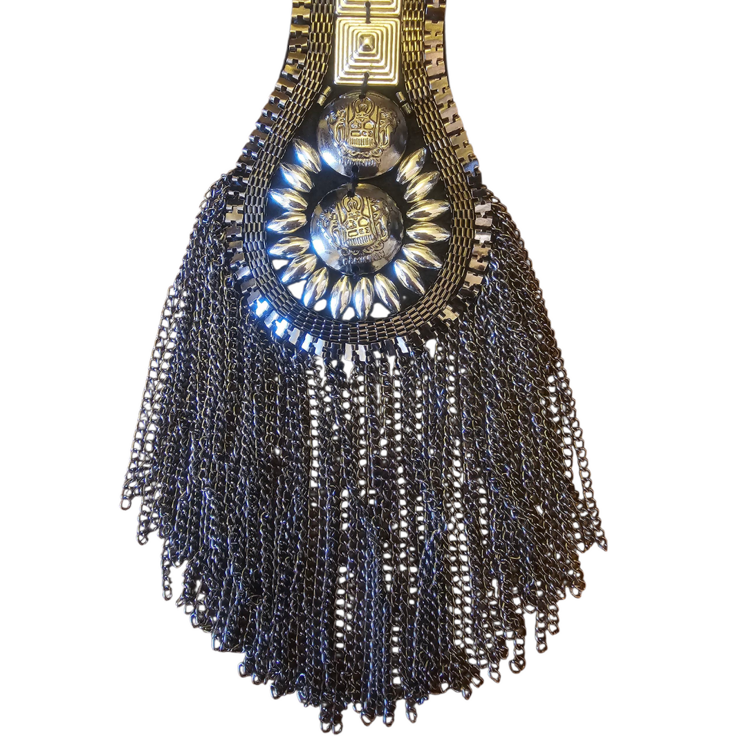 Dettaglio frange catene del pendente della collana mannish gubmetal canna di fucile