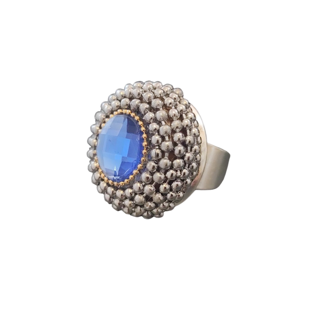 Anello regolabile con cristallo Swarovski blu e catena in acciaio inox. Fatto a mano in Italia. Design audace, perfetto per uno stile deciso.