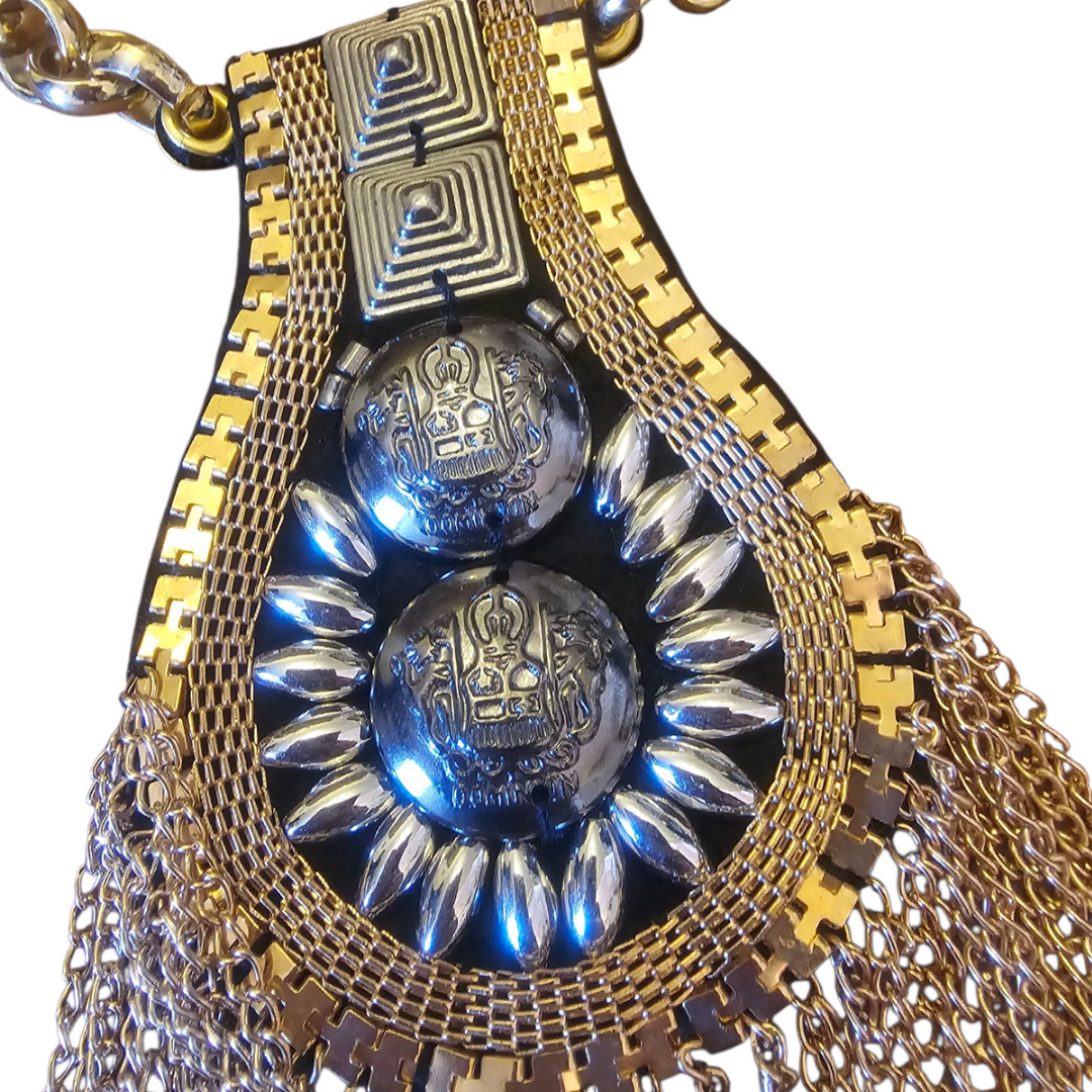 Dettaglio del pendente della collana mannish gold fringe