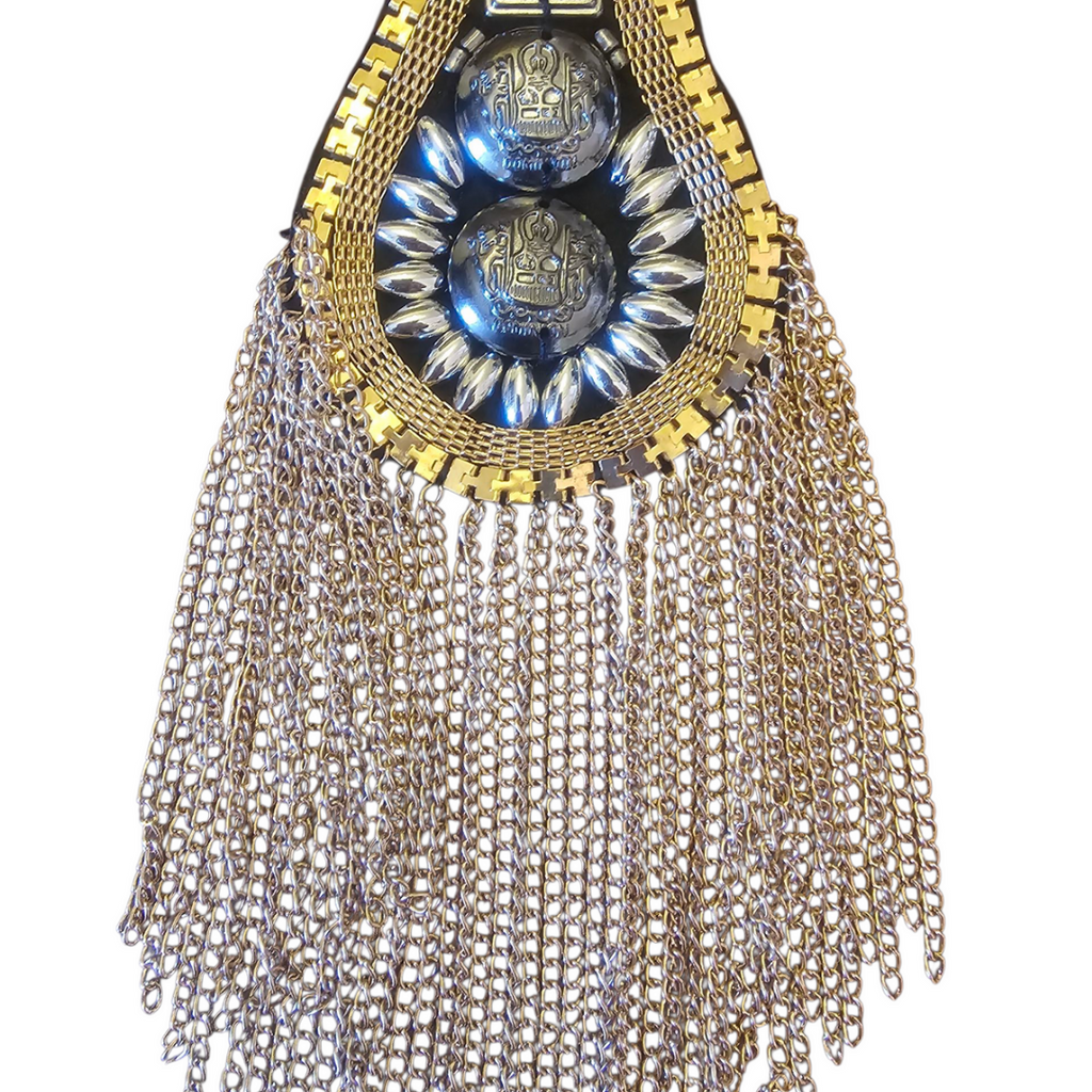 Dettaglio delle frange del pendente della collana mannish gold fringe