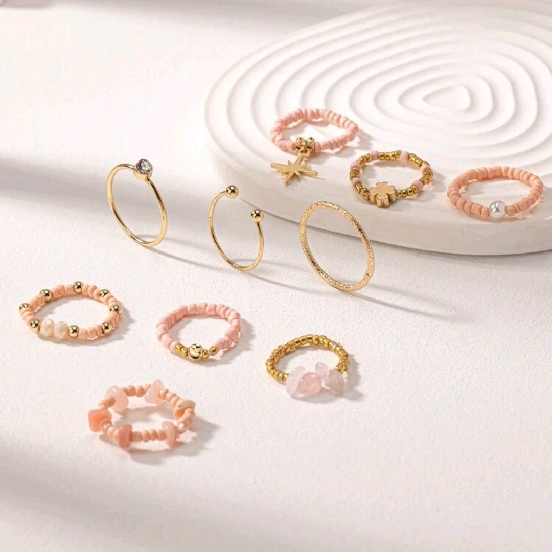 anelli in perline roasa rosa cipria di diversa texture disposti su piedistallo